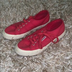 Superga low top sneakers in red!